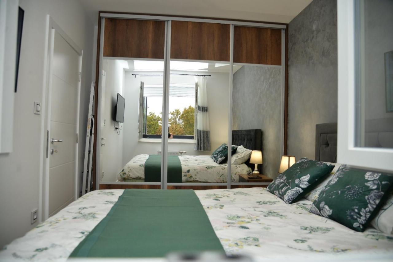 Mirror Apartment With Private Parking Novi Sad Bagian luar foto